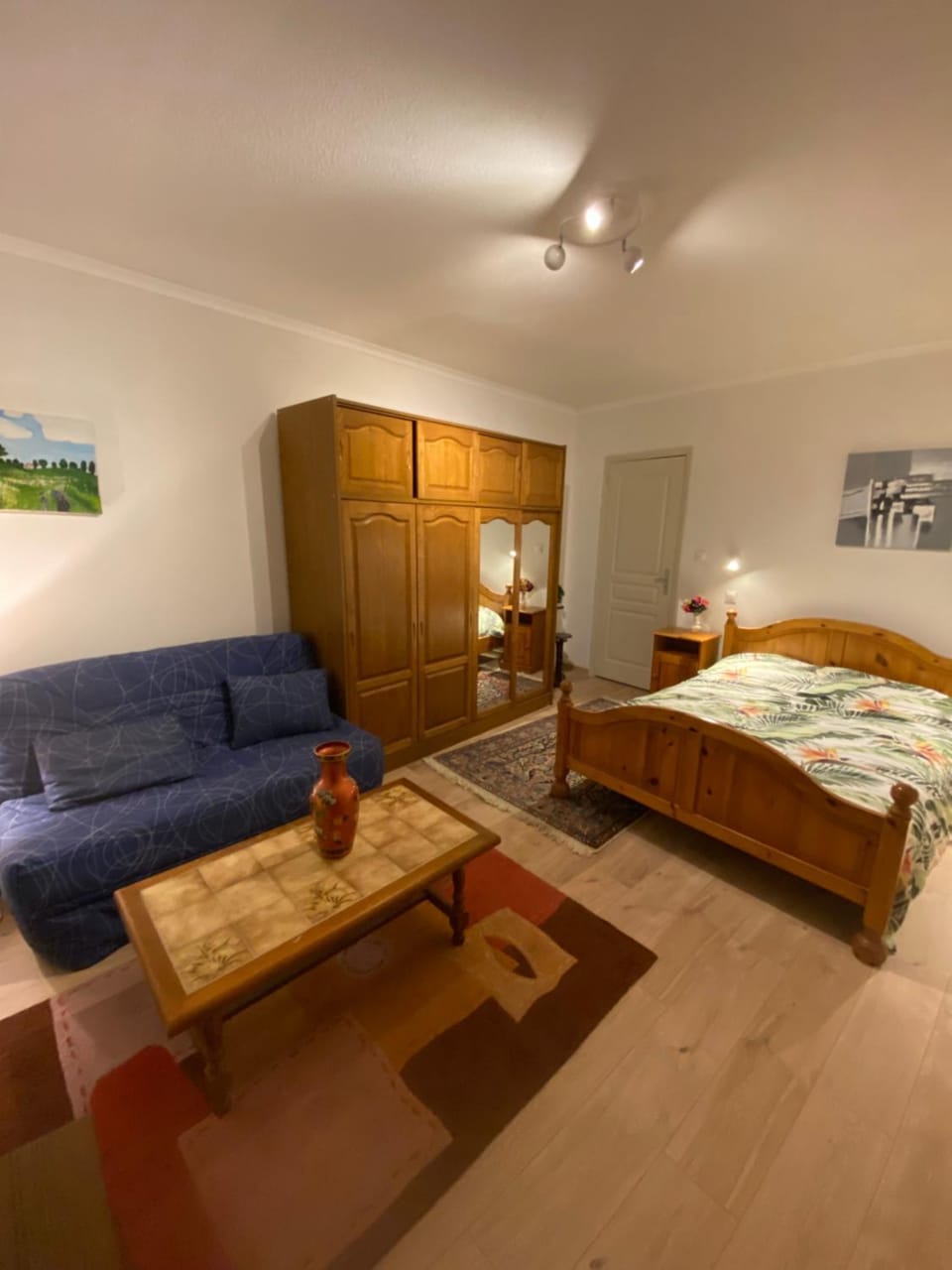 Living room, Photo of the whole room