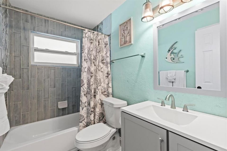 Family Fun Getaway with Pool, Game Room, Shuffleboard House in Seminole