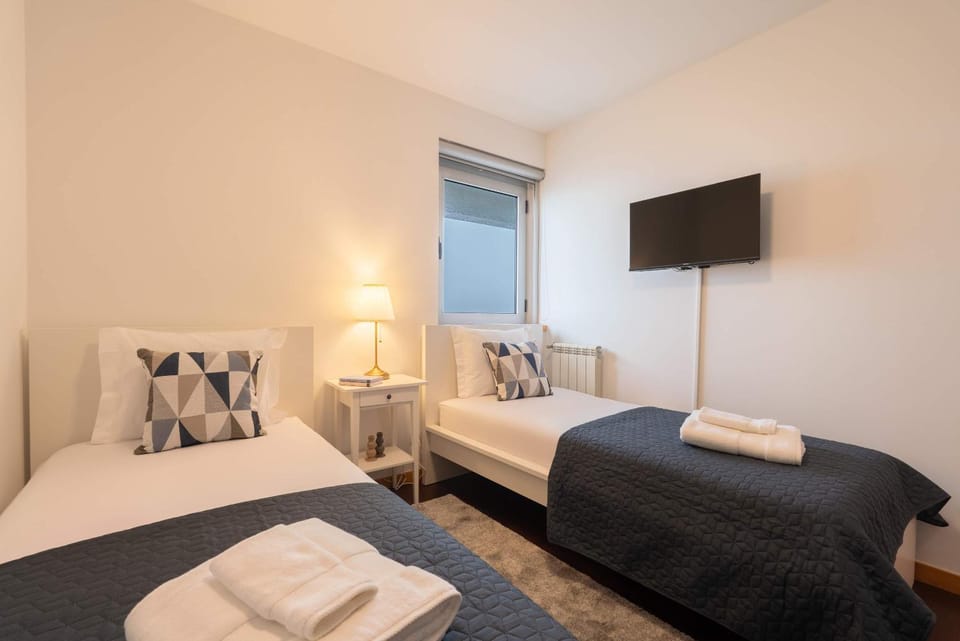 Bed, TV and multimedia, Bedroom, towels, air conditioner