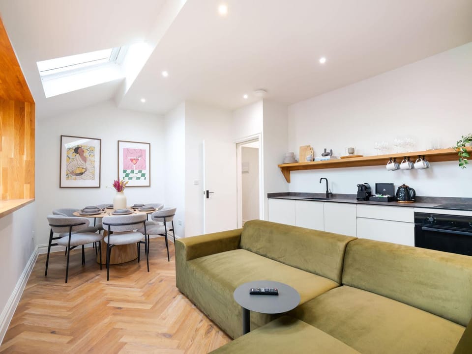Coffee/tea facilities, Kitchen or kitchenette, Living room, Seating area, Dining area, stove, toaster