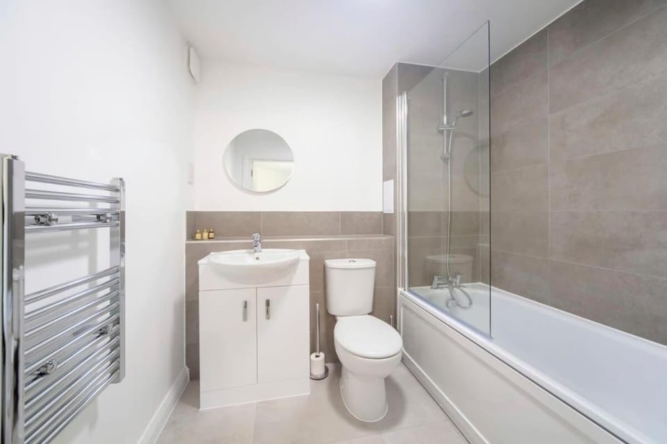 Ashford Town Centre - 1BR with fast WiFi & Balcony Apartment in Ashford