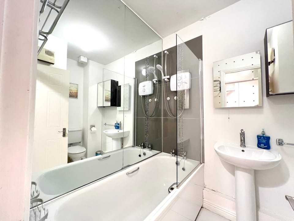 Shower, Toilet, Bathroom, Bath, towels