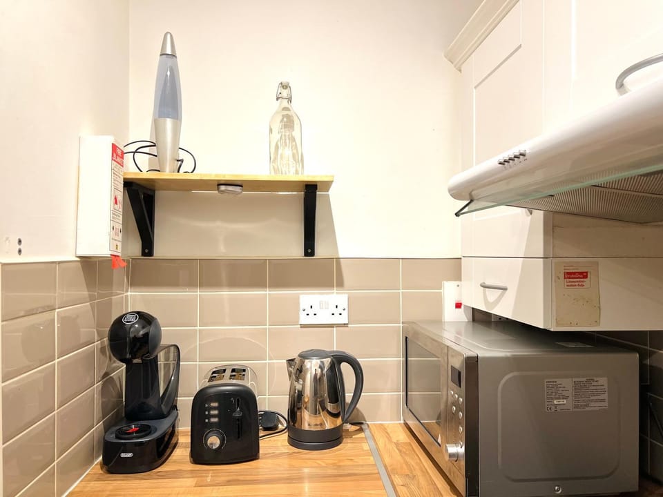 Coffee/tea facilities, Kitchen or kitchenette, stove, toaster
