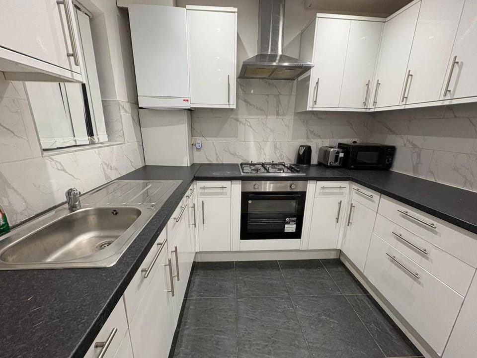 Convenient London Home Near Tube & Free Parking Villa in London Borough of Ealing