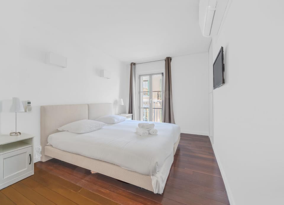Bed, TV and multimedia, Photo of the whole room, Bedroom, towels