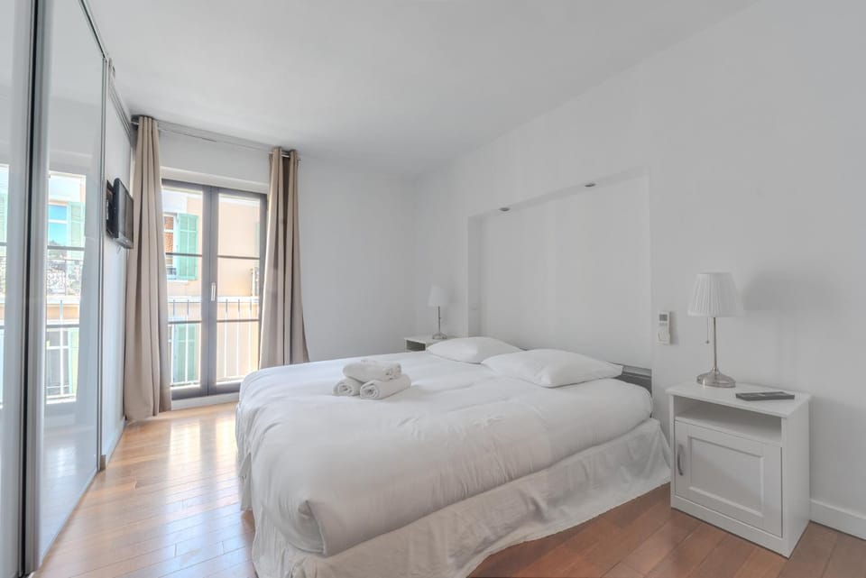 Bed, Photo of the whole room, Bedroom, towels, wardrobe