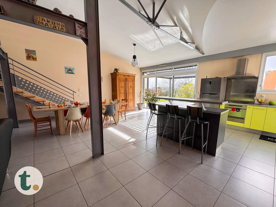 Kitchen or kitchenette, Living room, Seating area, Dining area