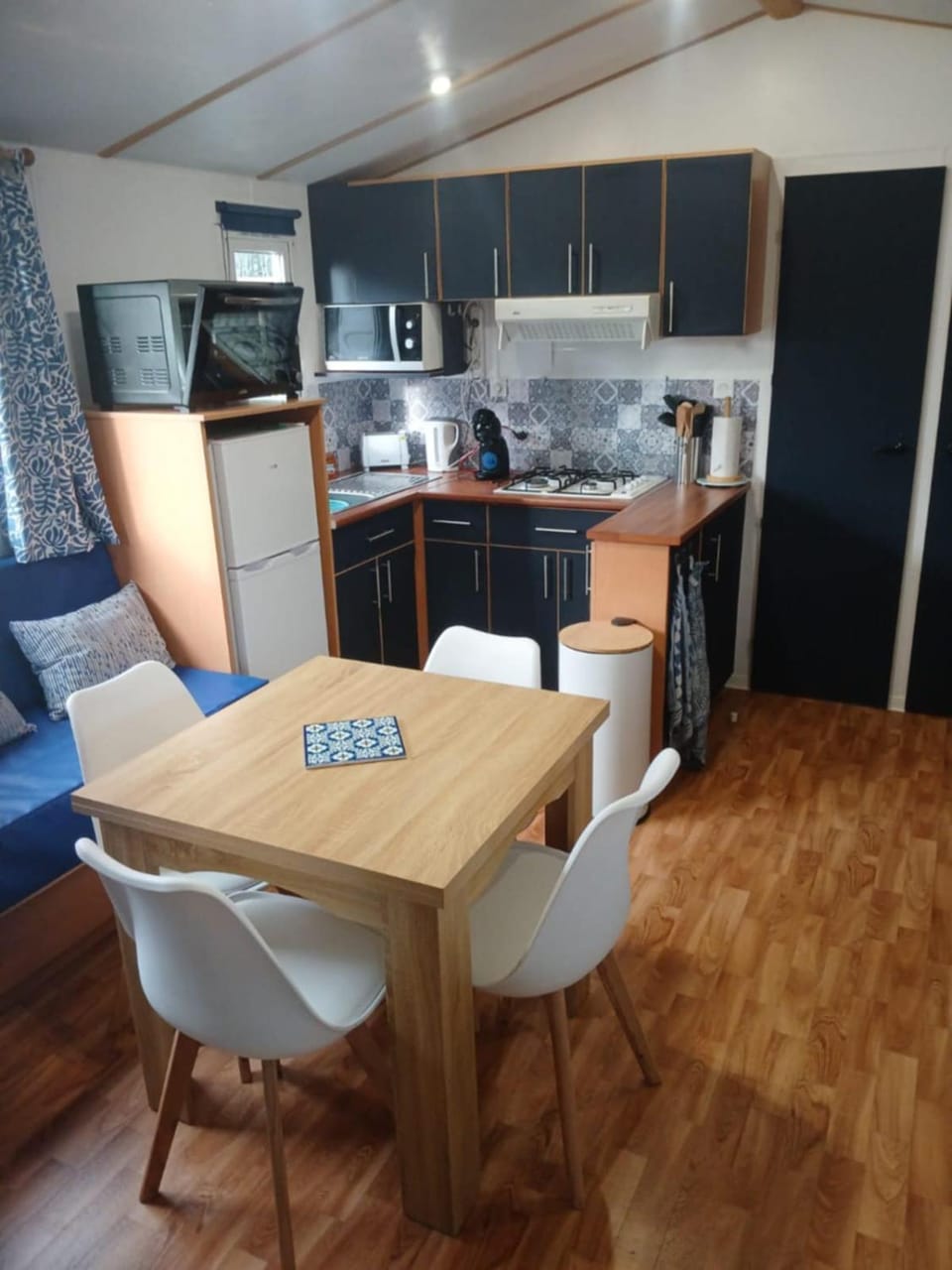 Kitchen or kitchenette, Dining area, oven, pet friendly, stove