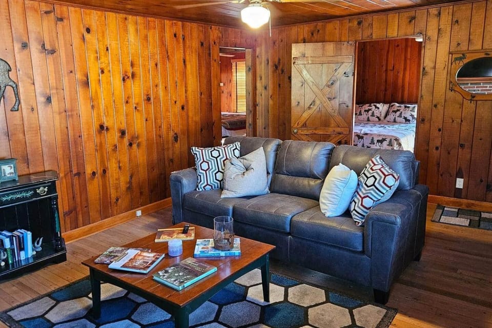 Cozy Cabin Retreat - Sleeps 8 - 1 Hr from STL Cabin in Ozark Mountains