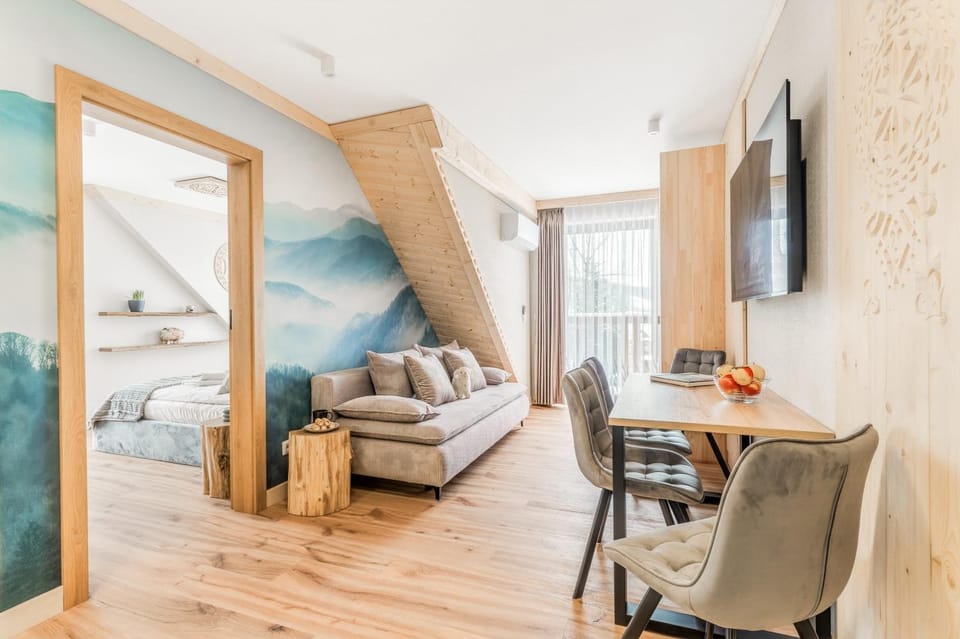 TV and multimedia, Living room, Seating area, Dining area, Bedroom