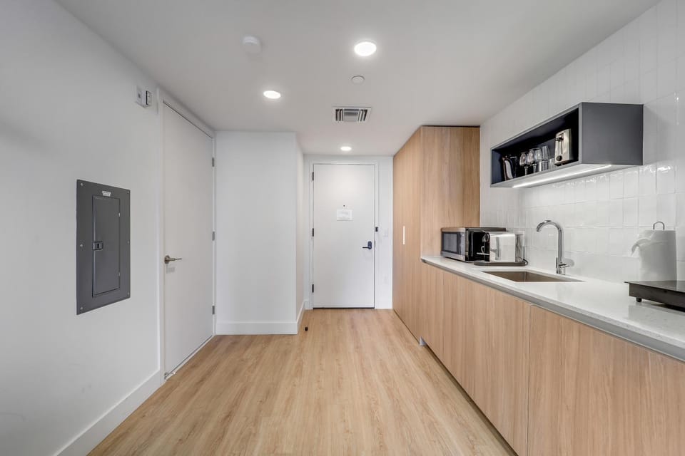 Kitchen or kitchenette, minibar, toaster