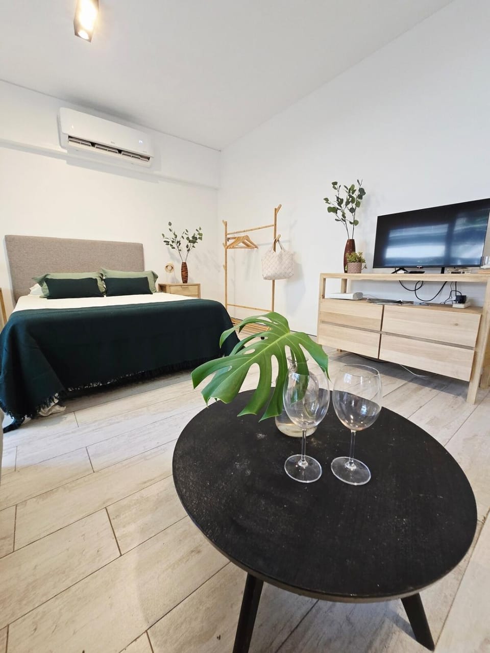 Bed, TV and multimedia, Living room, Photo of the whole room, Seating area, Bedroom, air conditioner