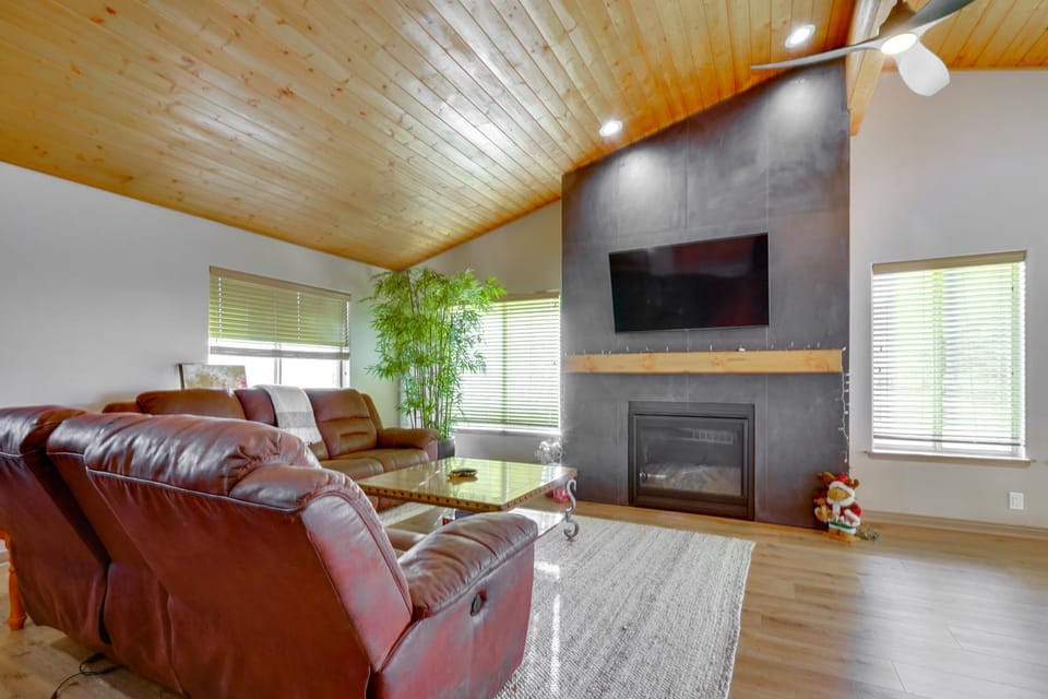 Walk to Cabriolet Lift! 3,600-Sq-Ft Family Home House in Snyderville
