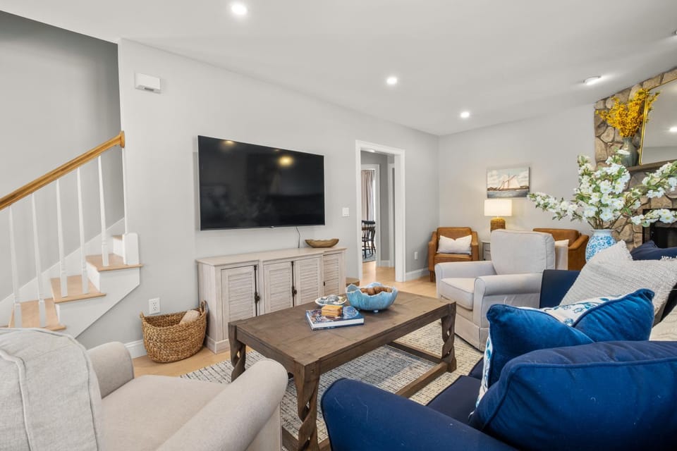 NEW Coastal Retreat w Ocean Views Rooftop Deck House in Cape Neddick