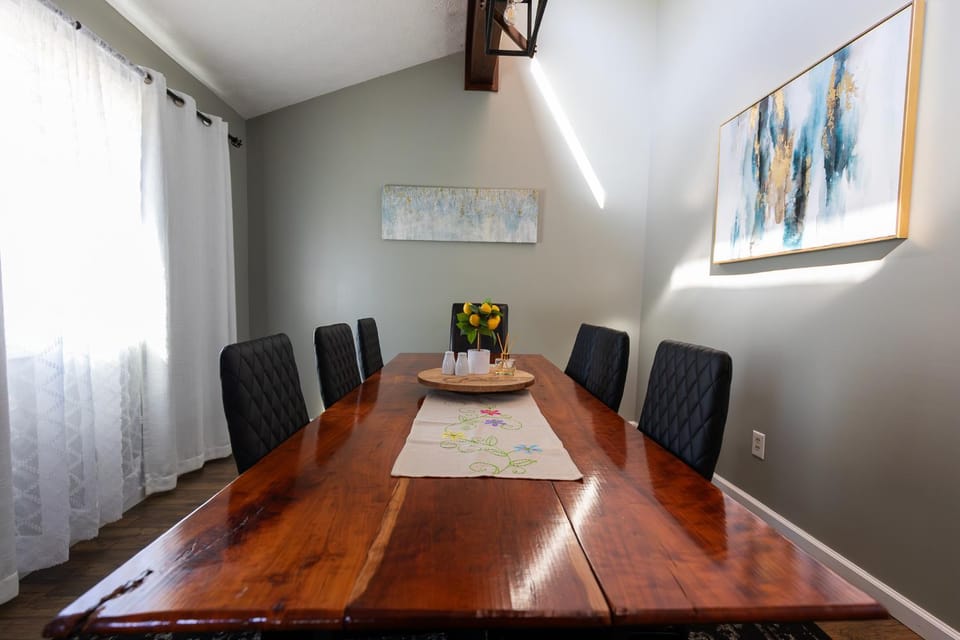 Living room, Seating area, Dining area