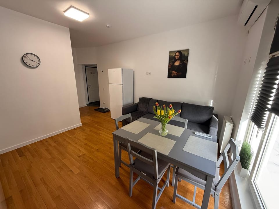 Living room, Seating area, Dining area, air conditioner