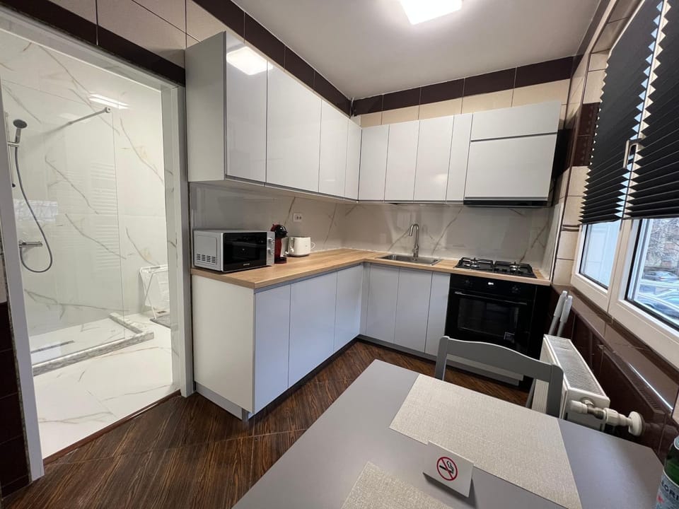 Bathroom, Coffee/tea facilities, Kitchen or kitchenette, microwave, oven, stove, toaster