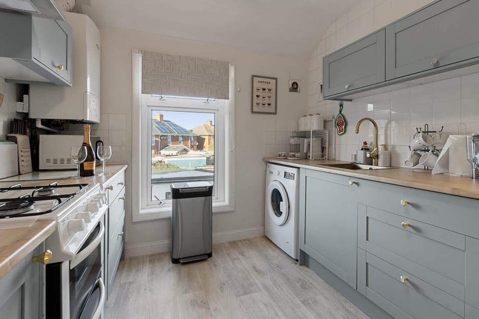 Coffee/tea facilities, Kitchen or kitchenette, Quiet street view, internet, oven, stove, toaster, washing machine