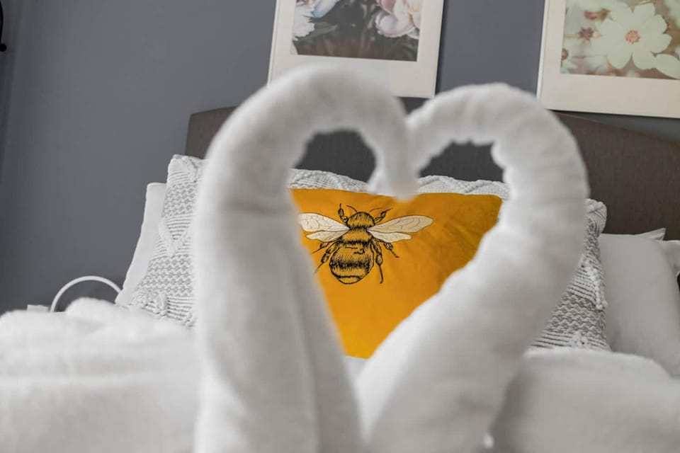 Bed, Decorative detail, Bedroom, internet, towels