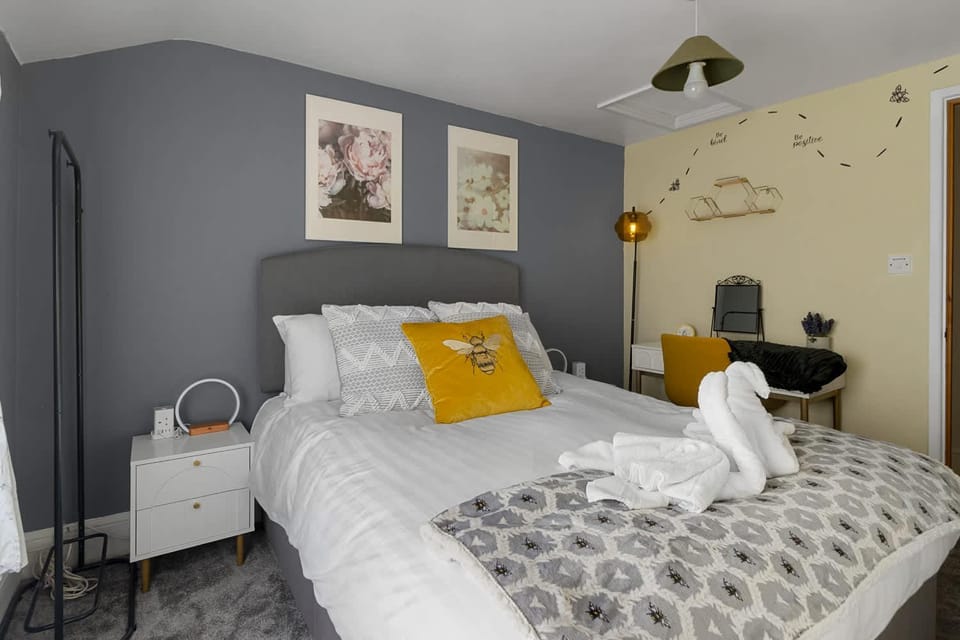 Bed, Decorative detail, Bedroom, internet, towels