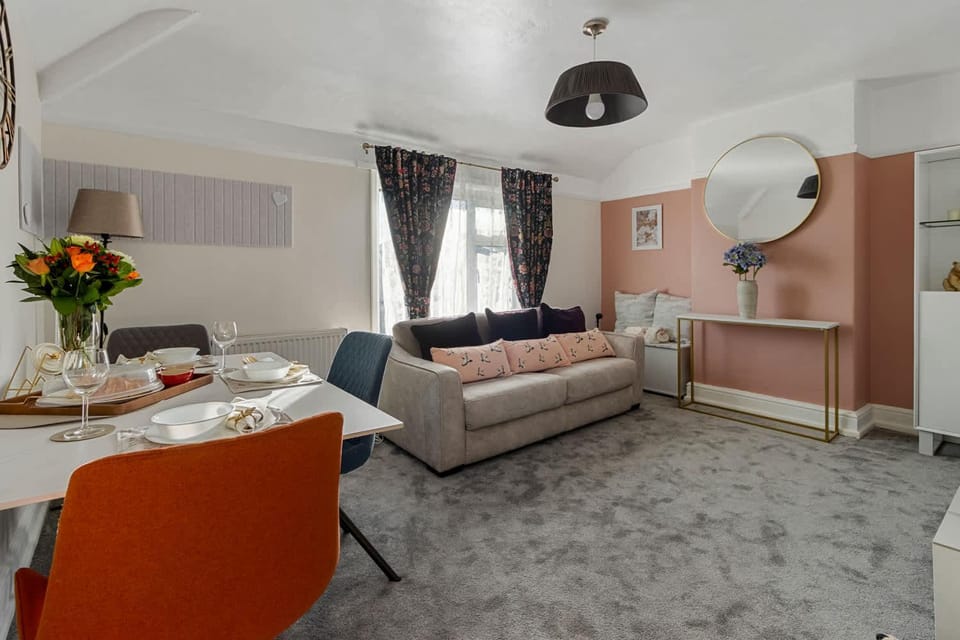 TV and multimedia, Living room, Seating area, Dining area, internet