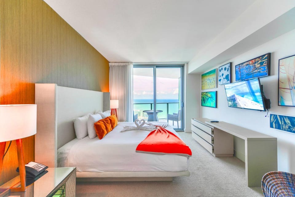 Bed, TV and multimedia, Seating area, Bedroom
