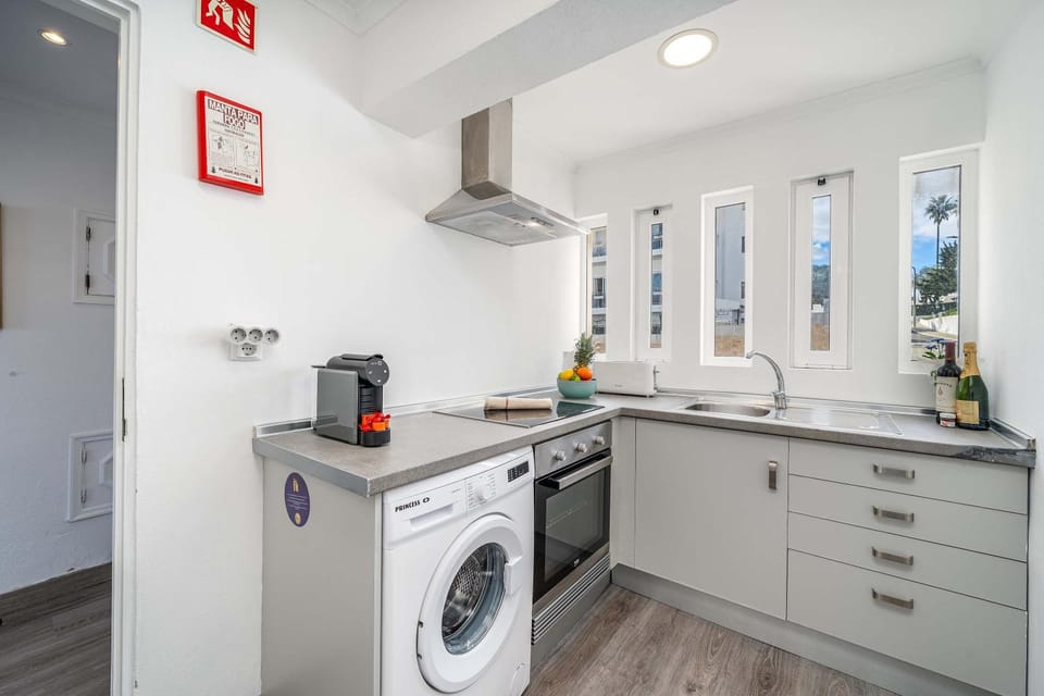 Kitchen or kitchenette, pet friendly, stove, washing machine