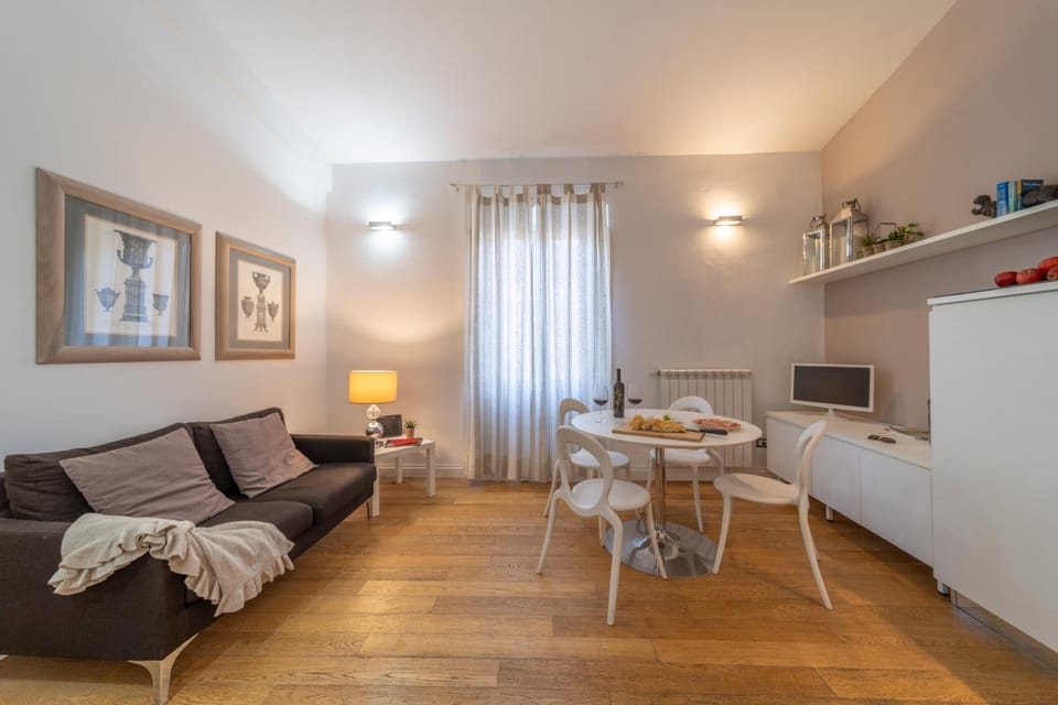 TV and multimedia, Kitchen or kitchenette, Living room, Seating area, Dining area