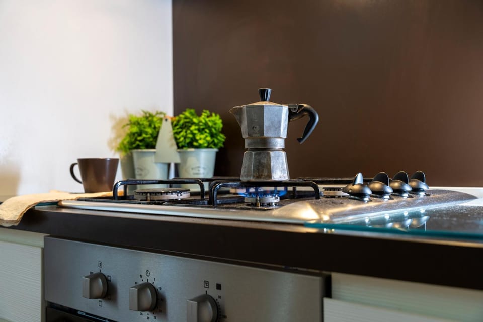Coffee/tea facilities, Kitchen or kitchenette, stove