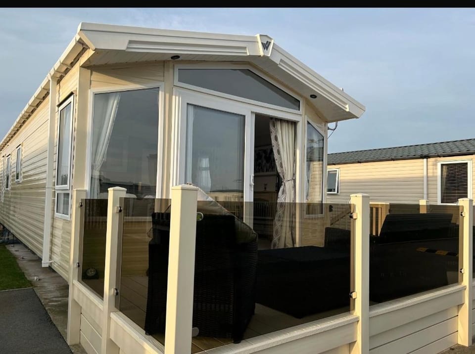 Caravan by the beach House in Towyn