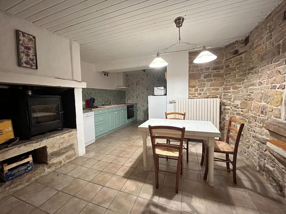 Charmante maison en pierre au cœur du village House in Bourgogne-Franche-Comté