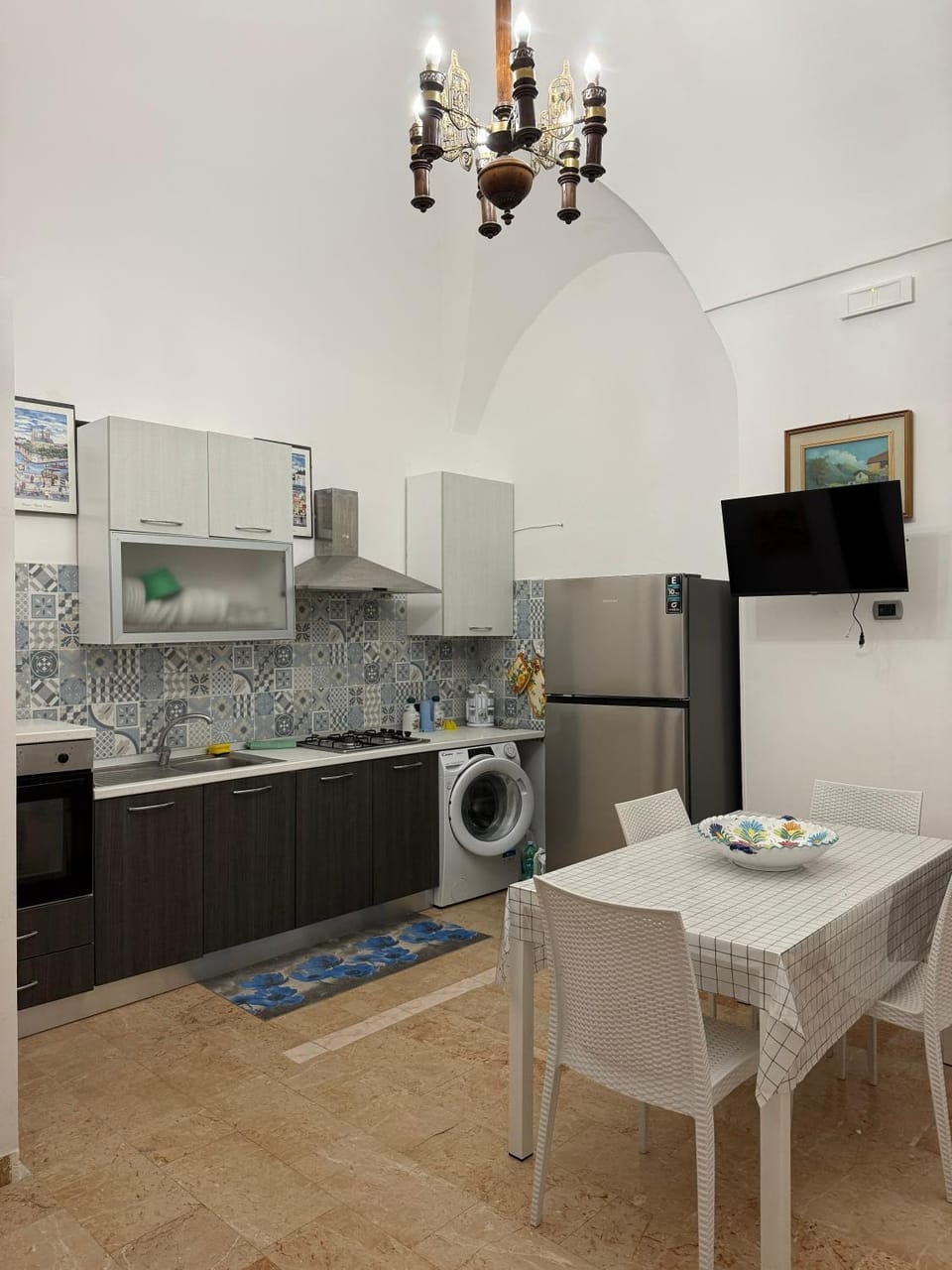 Kitchen or kitchenette, oven, washing machine