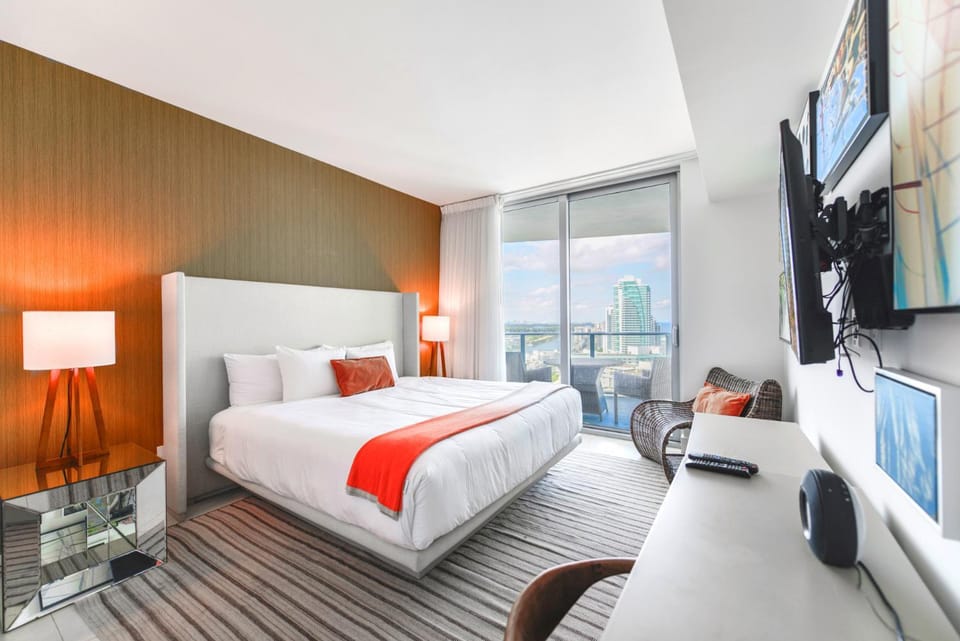 Bed, TV and multimedia, Seating area, Bedroom