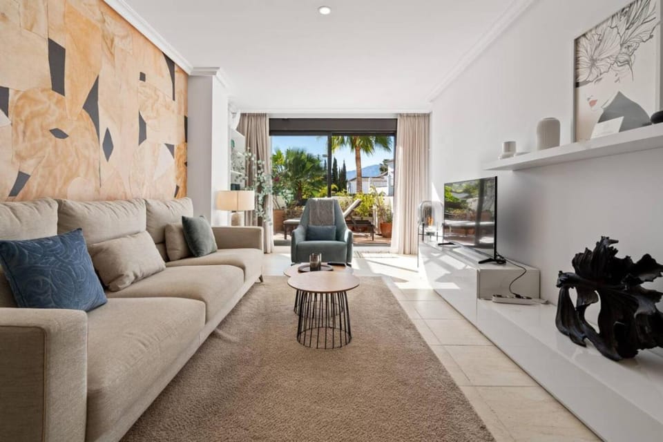 Communal lounge/ TV room, TV and multimedia, Living room, Seating area, air conditioner, air conditioner