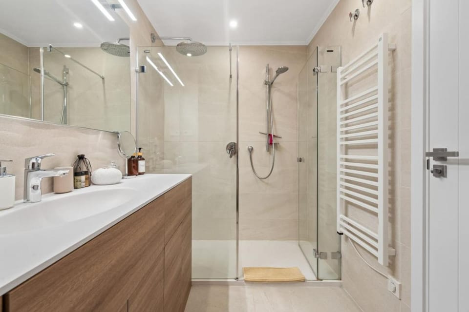 Shower, Toilet, Bathroom, towels