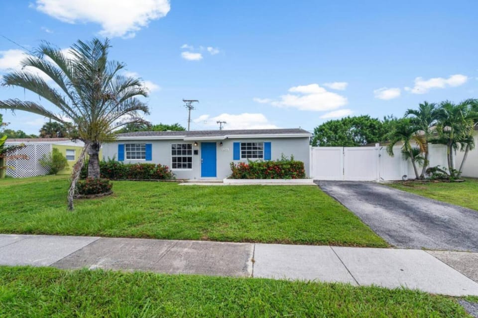 Family Wellness Retreat Home Sleeps 16 with Guest House House in West Palm Beach