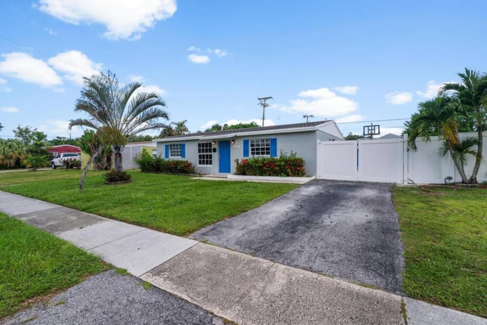 Family Wellness Retreat Home Sleeps 16 with Guest House House in West Palm Beach
