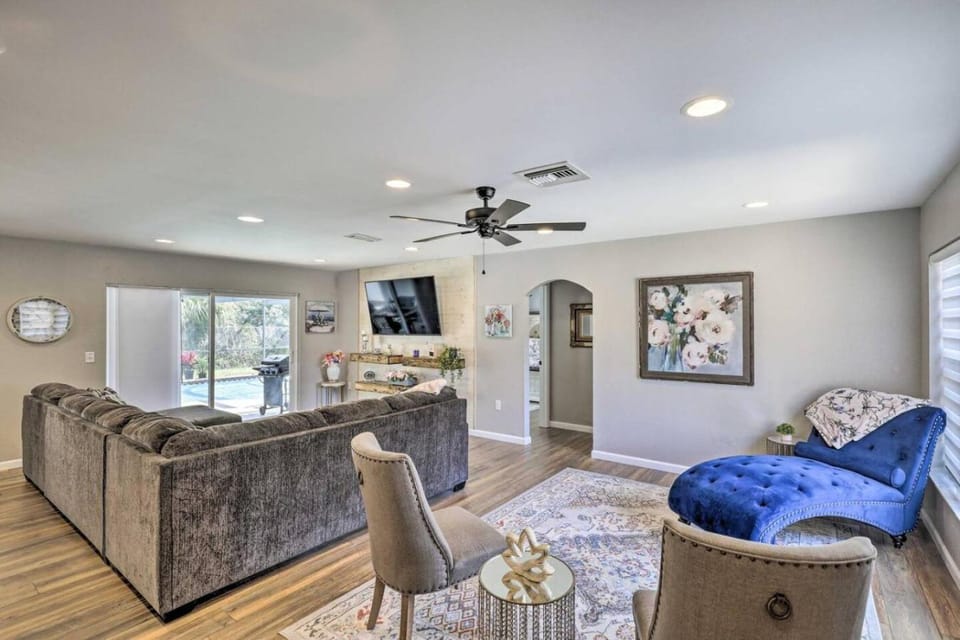 Elegant Coastal Oasis Near Beaches & Private Pool House in Holiday
