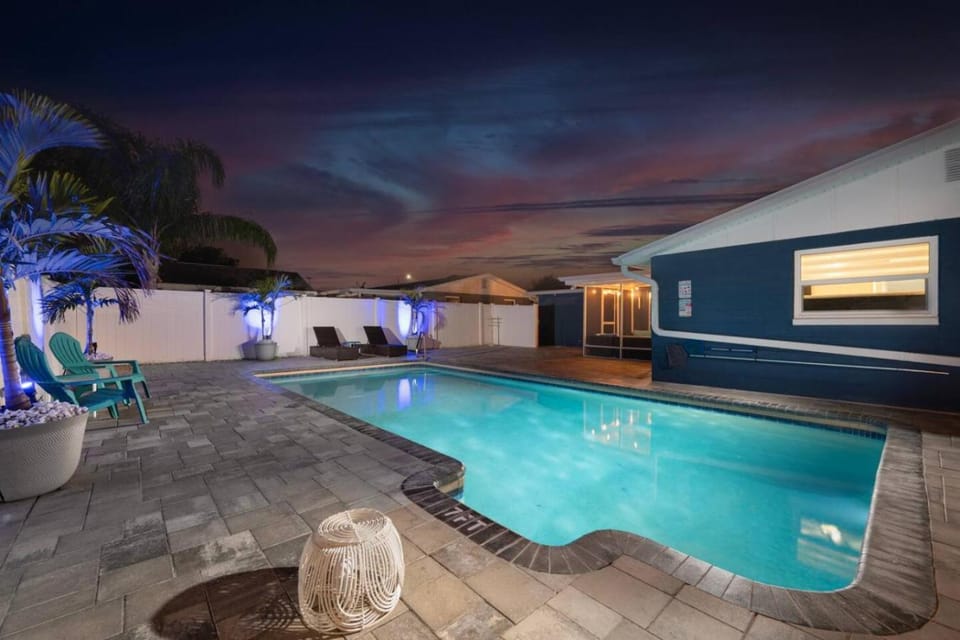 Patio, Swimming pool, sunbed