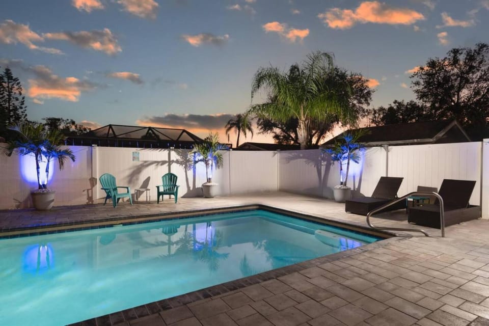 Swimming pool, sunbed