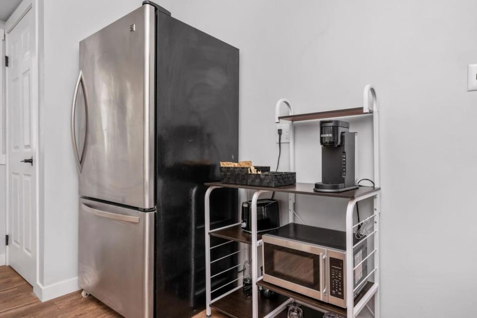 Kitchen or kitchenette, minibar