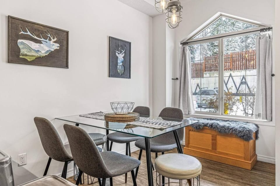 Seating area, Dining area