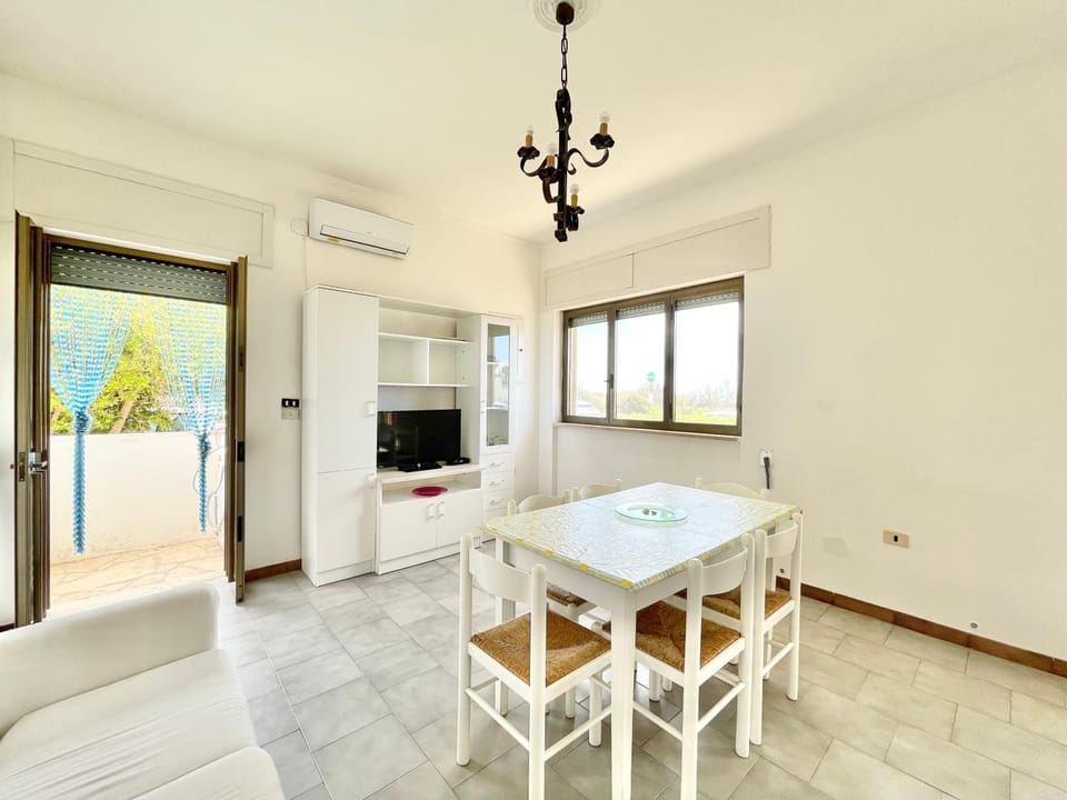 TV and multimedia, Living room, Seating area, Dining area, Lunch, air conditioner