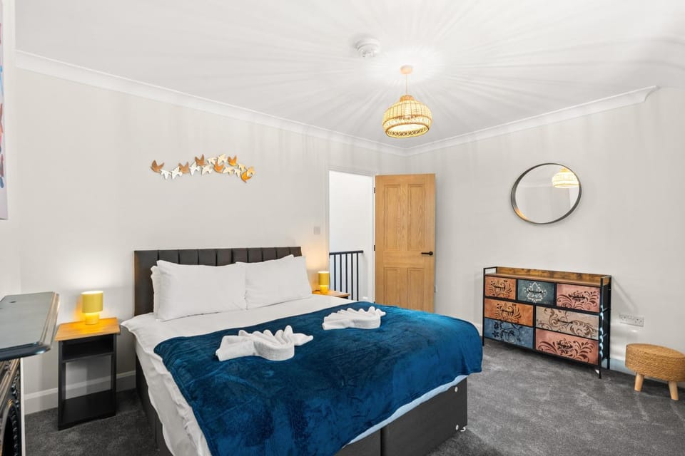 Bed, Living room, Bedroom, towels
