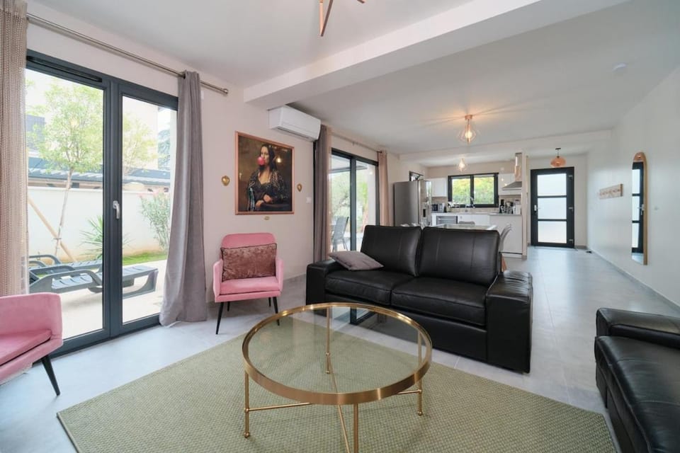 Communal lounge/ TV room, TV and multimedia, Living room