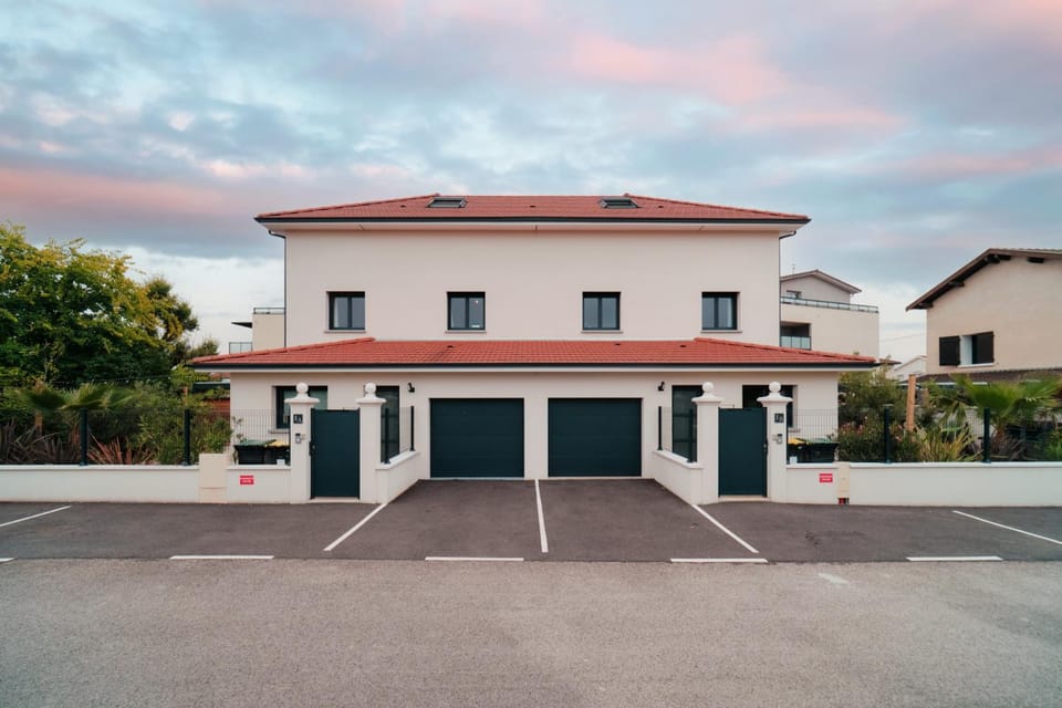 Property building, Quiet street view, Parking