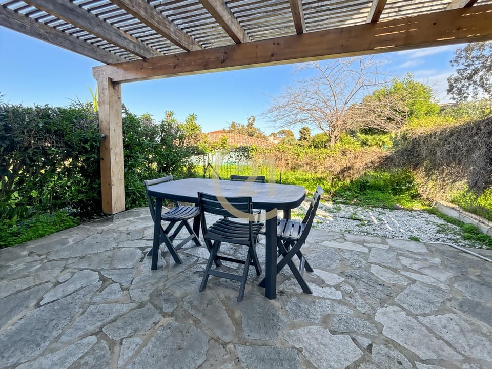 Patio, Day, Garden, Dining area, Garden view