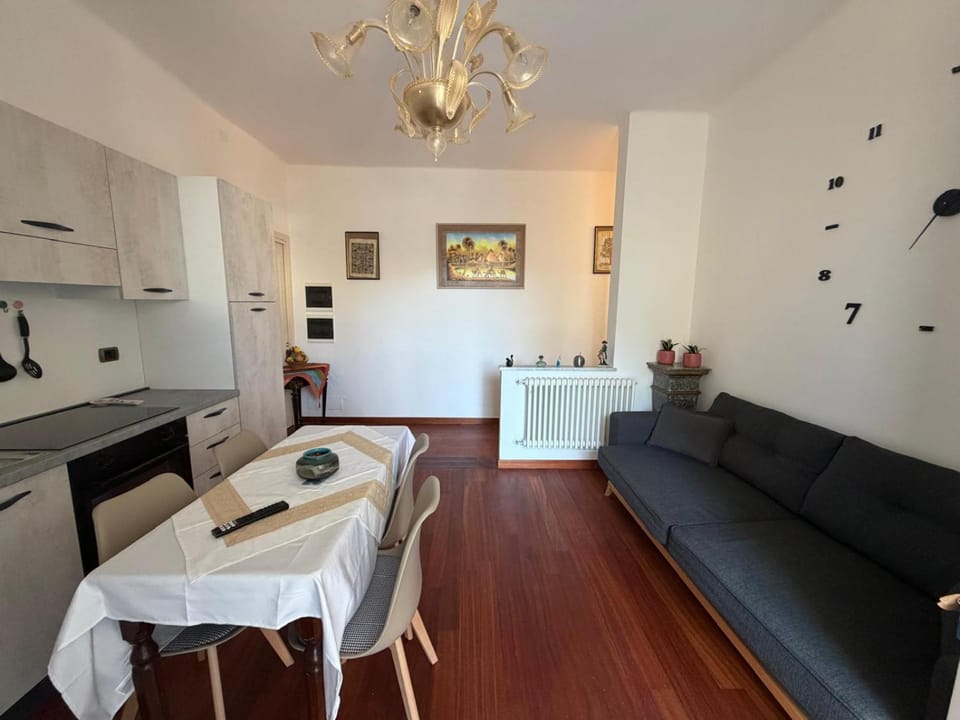 Kitchen or kitchenette, Living room, Seating area, Dining area, minibar, stove