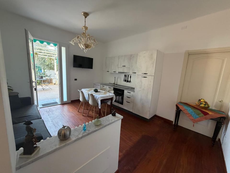 TV and multimedia, Kitchen or kitchenette, Living room, Seating area, Dining area, minibar, oven, stove