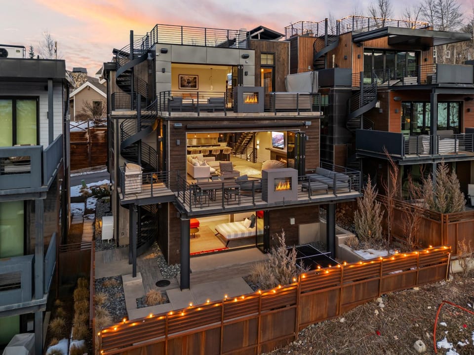 Property building, Day, Neighbourhood, Living room, fireplace